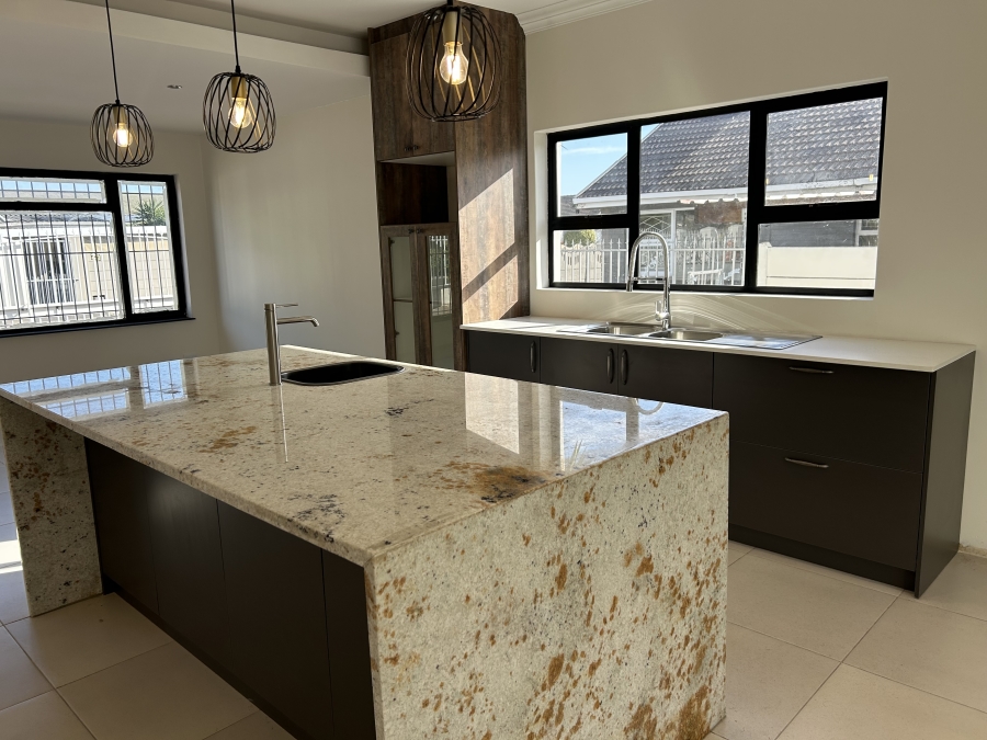 To Let 4 Bedroom Property for Rent in Bothasig Western Cape